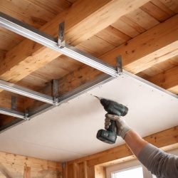 гипсокартон на потолок по деревянным балкам